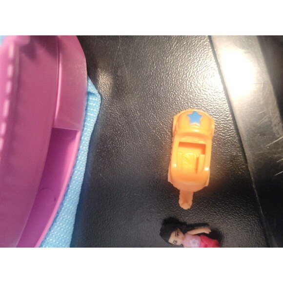 2019 Polly Pocket 2-in-1 Theme Park Crossbody Playset with 4 Dolls/Cars - Picture 4 of 16